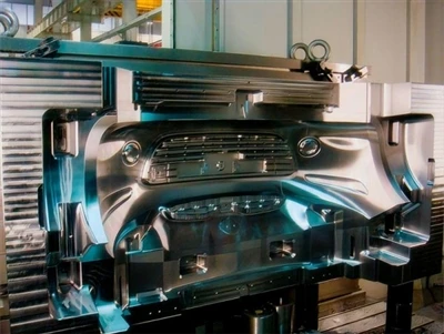 Thermoplastic extrusion process uses controlled heating